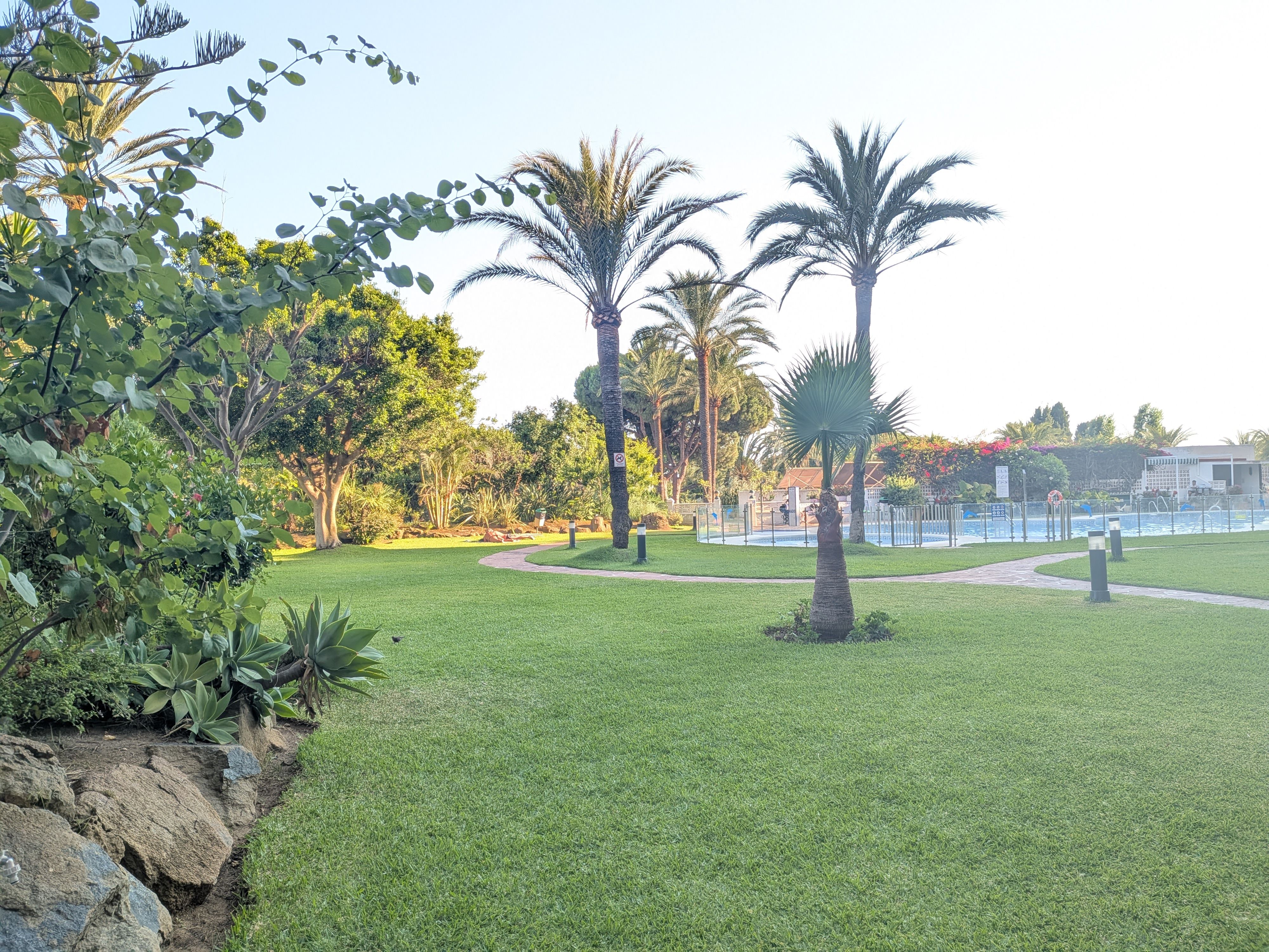 Jardines subtropicales de la residencia — Studio Rosé, Marbella