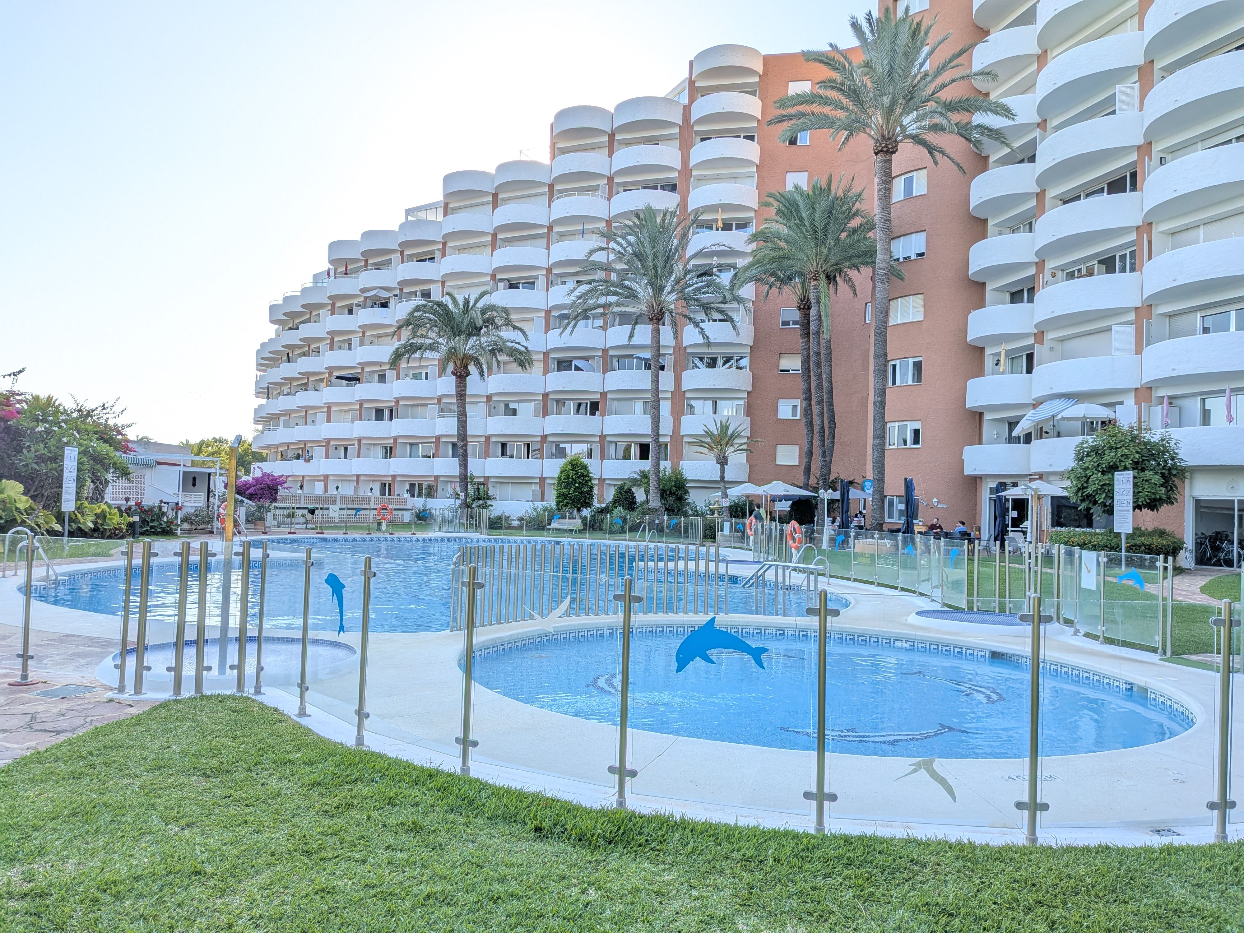 Piscina de la residencia entre los jardines — Studio Rosé, Marbella