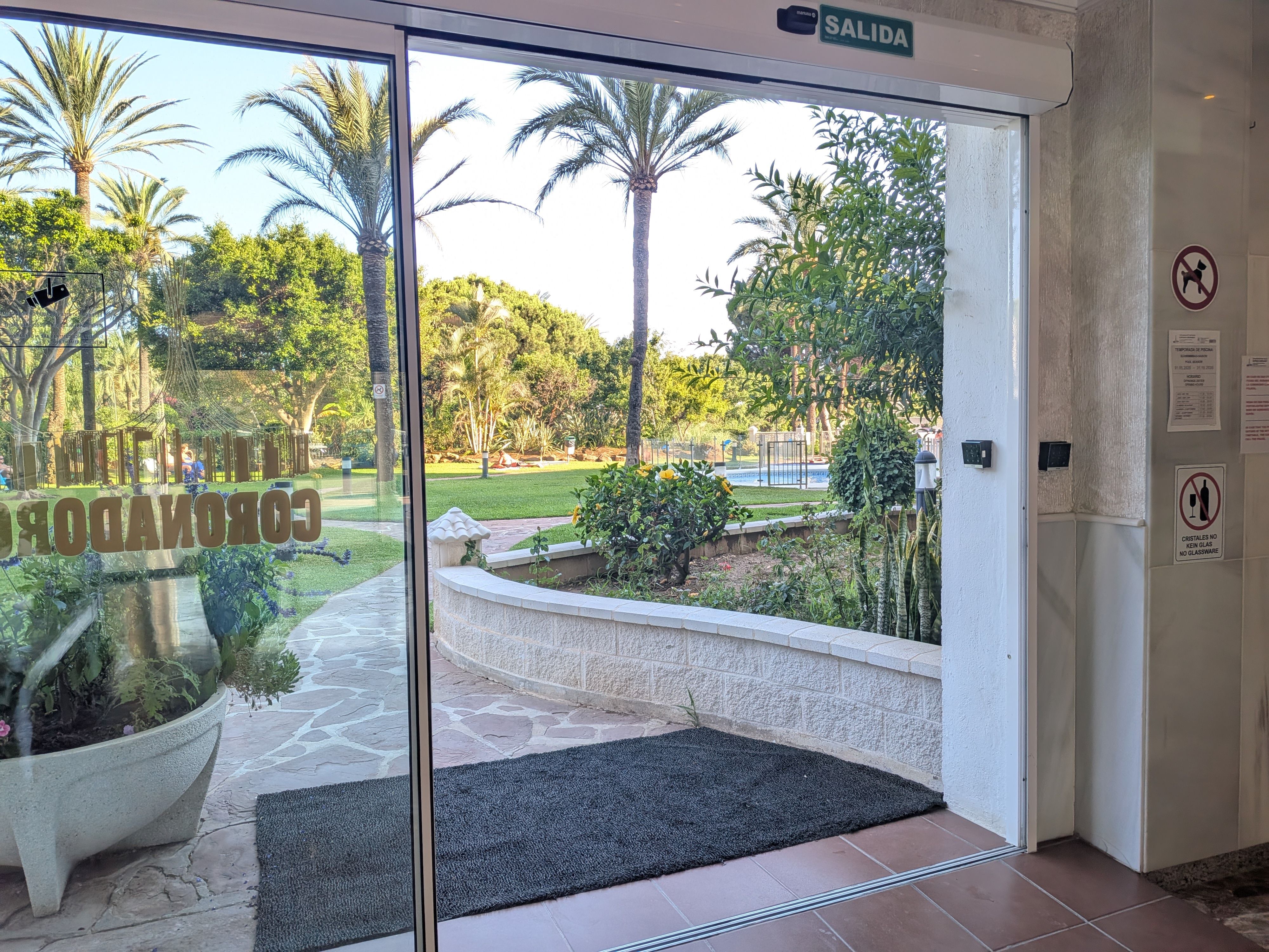 Entrada de la residencia — Studio Rosé, Marbella