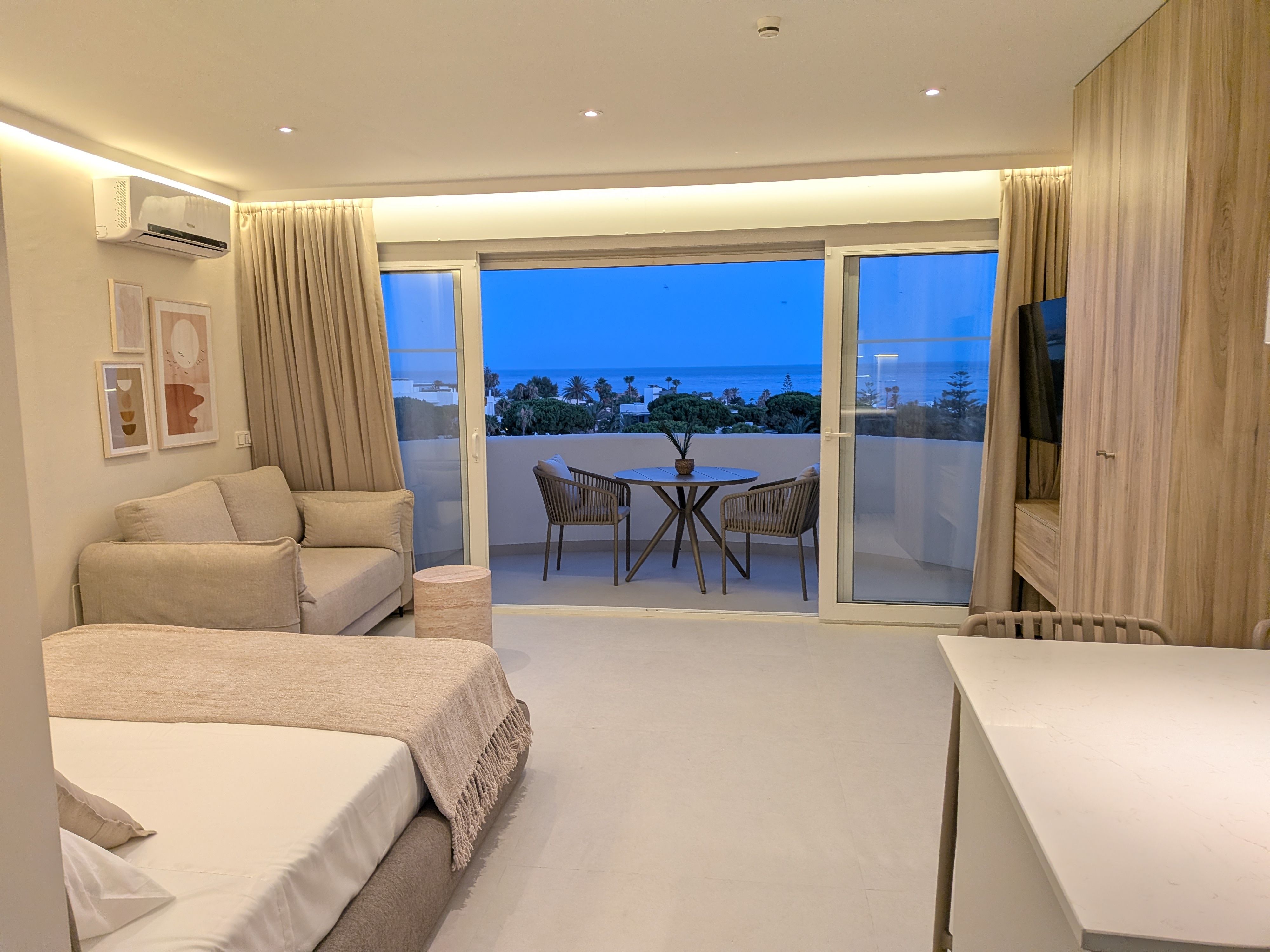 Salón con la terraza y el mar al fondo — Studio Magnolia, Marbella