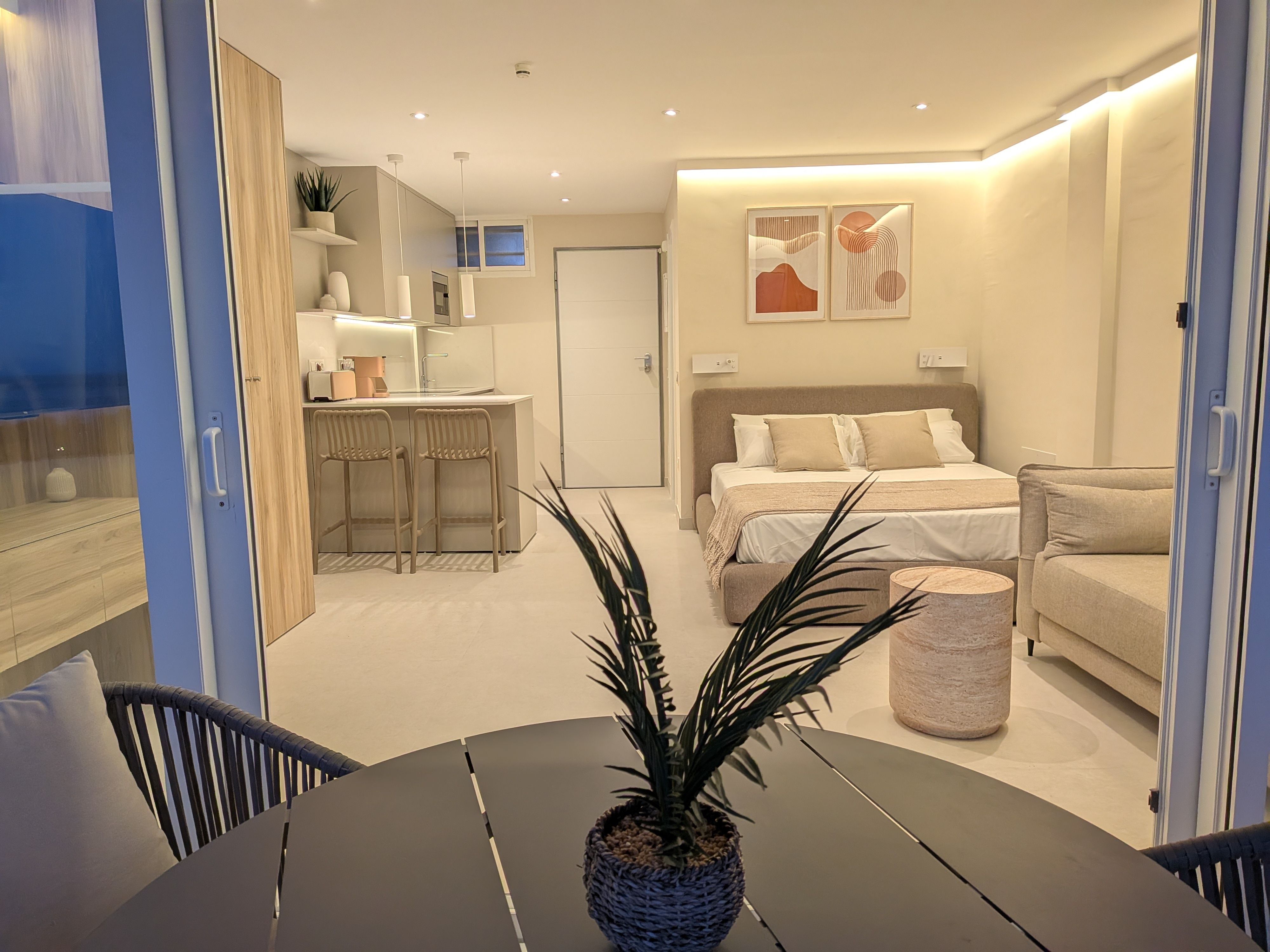 Interior del estudio visto desde la terraza — Studio Magnolia, Marbella