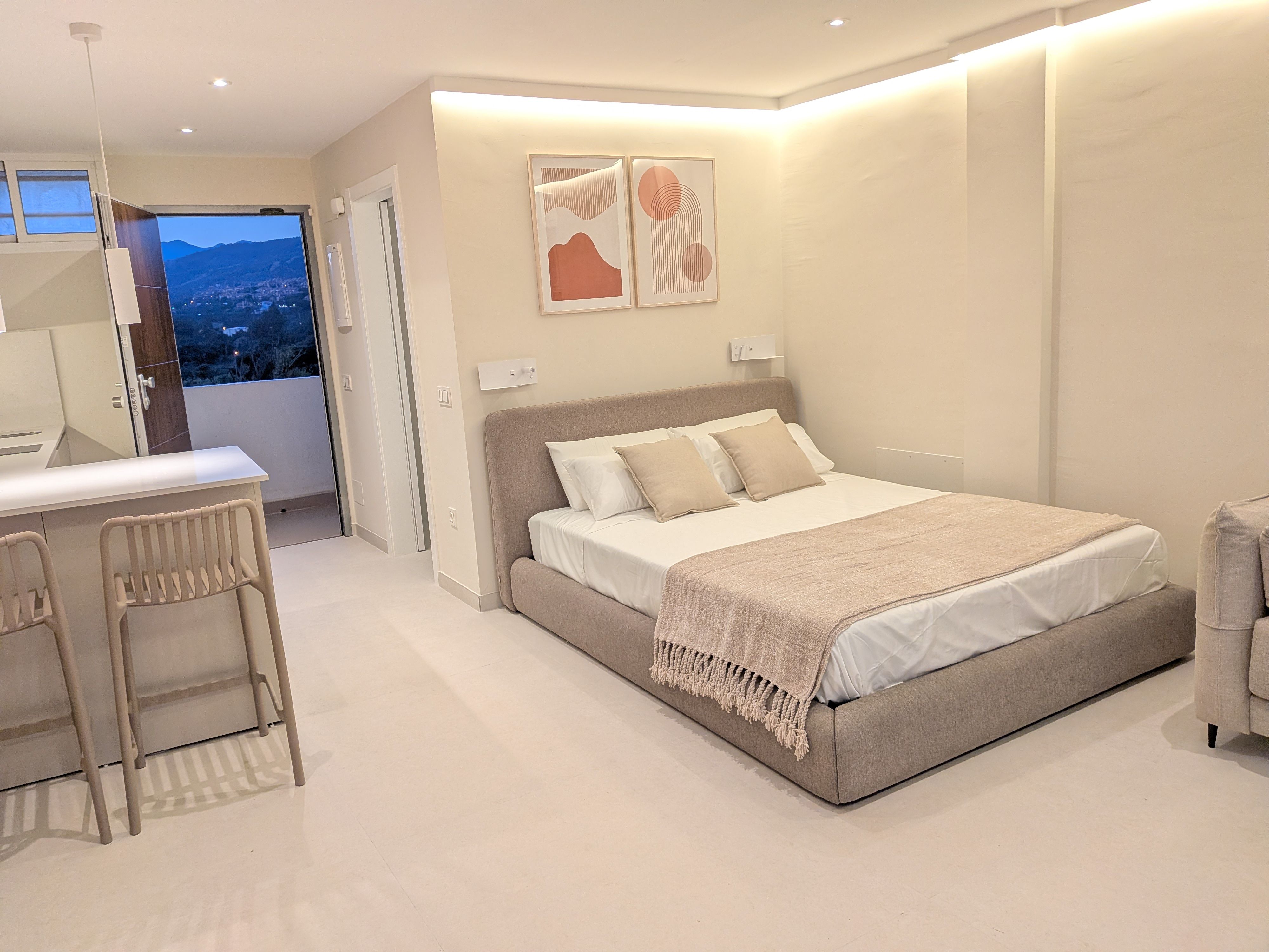 Cama doble de 160 cm — Studio Magnolia, Marbella
