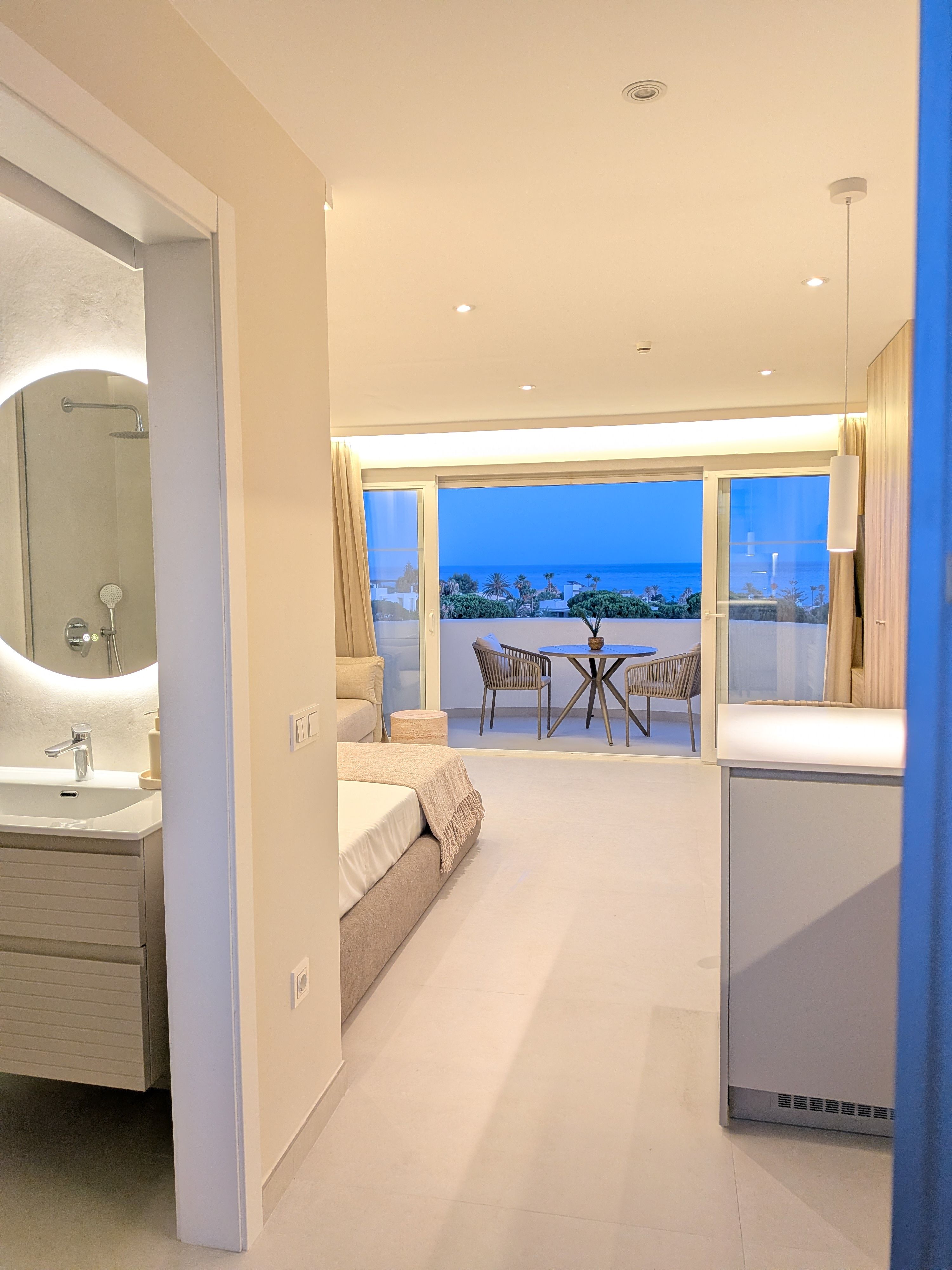 Salida del estudio a la terraza — Studio Rosé, Marbella