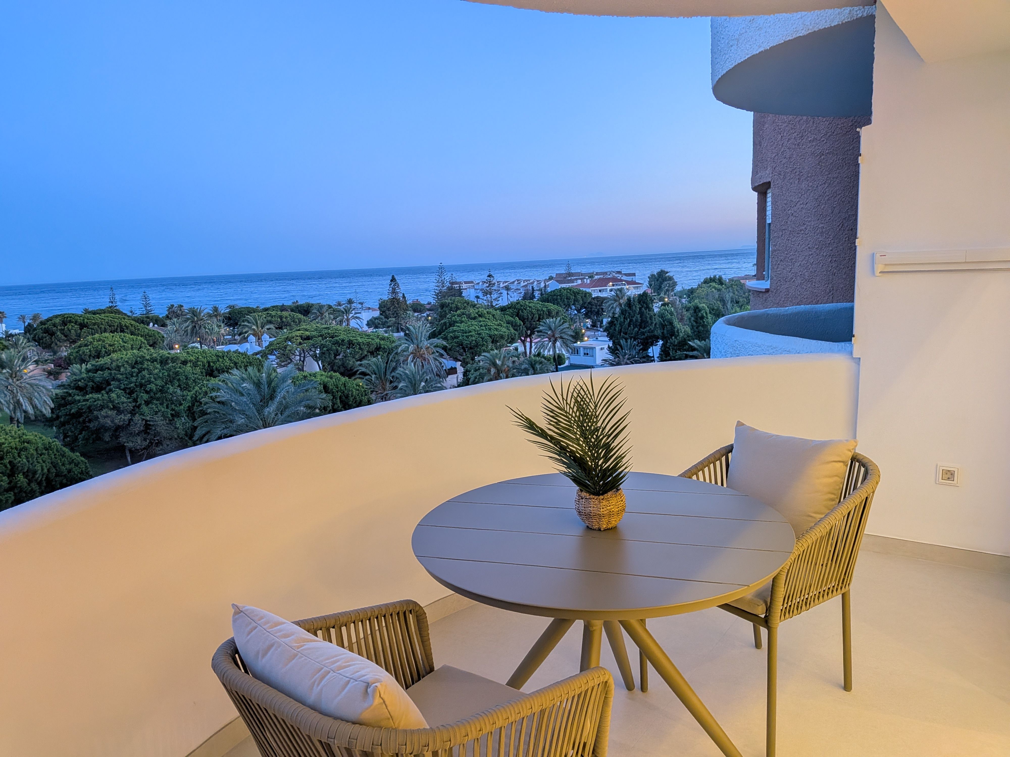 Terraza al atardecer, en la hora azul — Studio Magnolia, Marbella