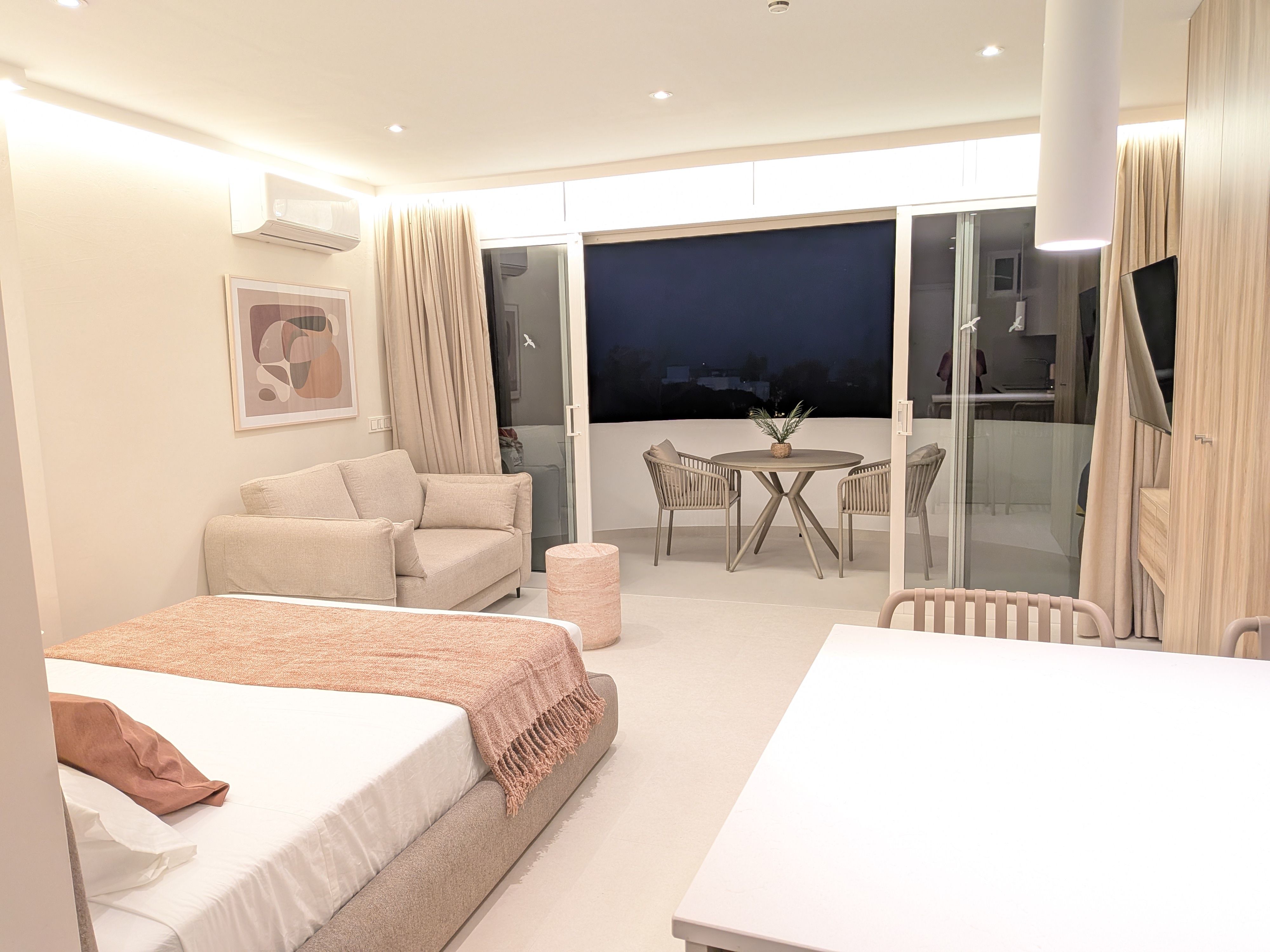 Zona de dormitorio con cama de 160 cm — Studio Rosé, Marbella