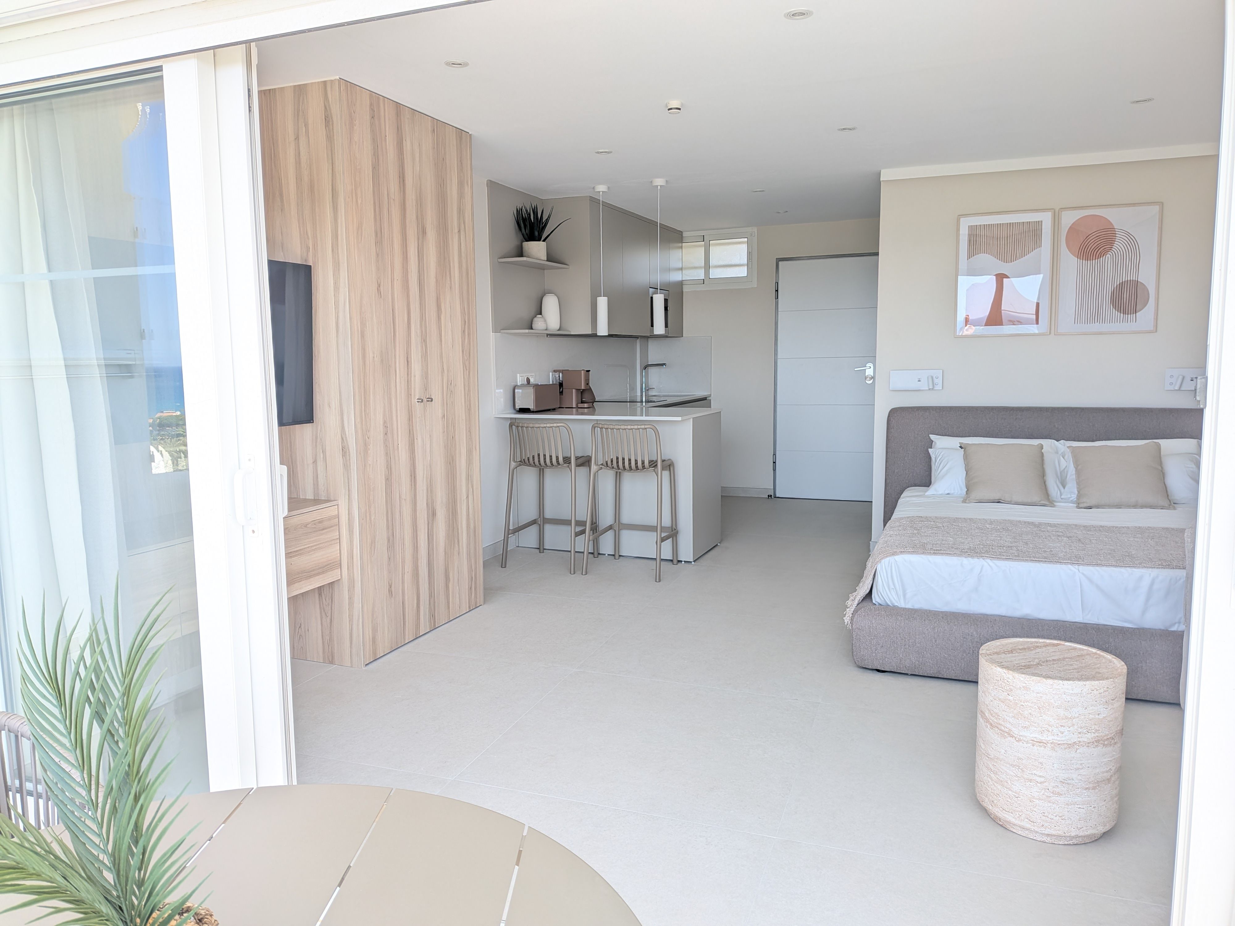 Interior del estudio visto desde la terraza — Studio Magnolia, Marbella