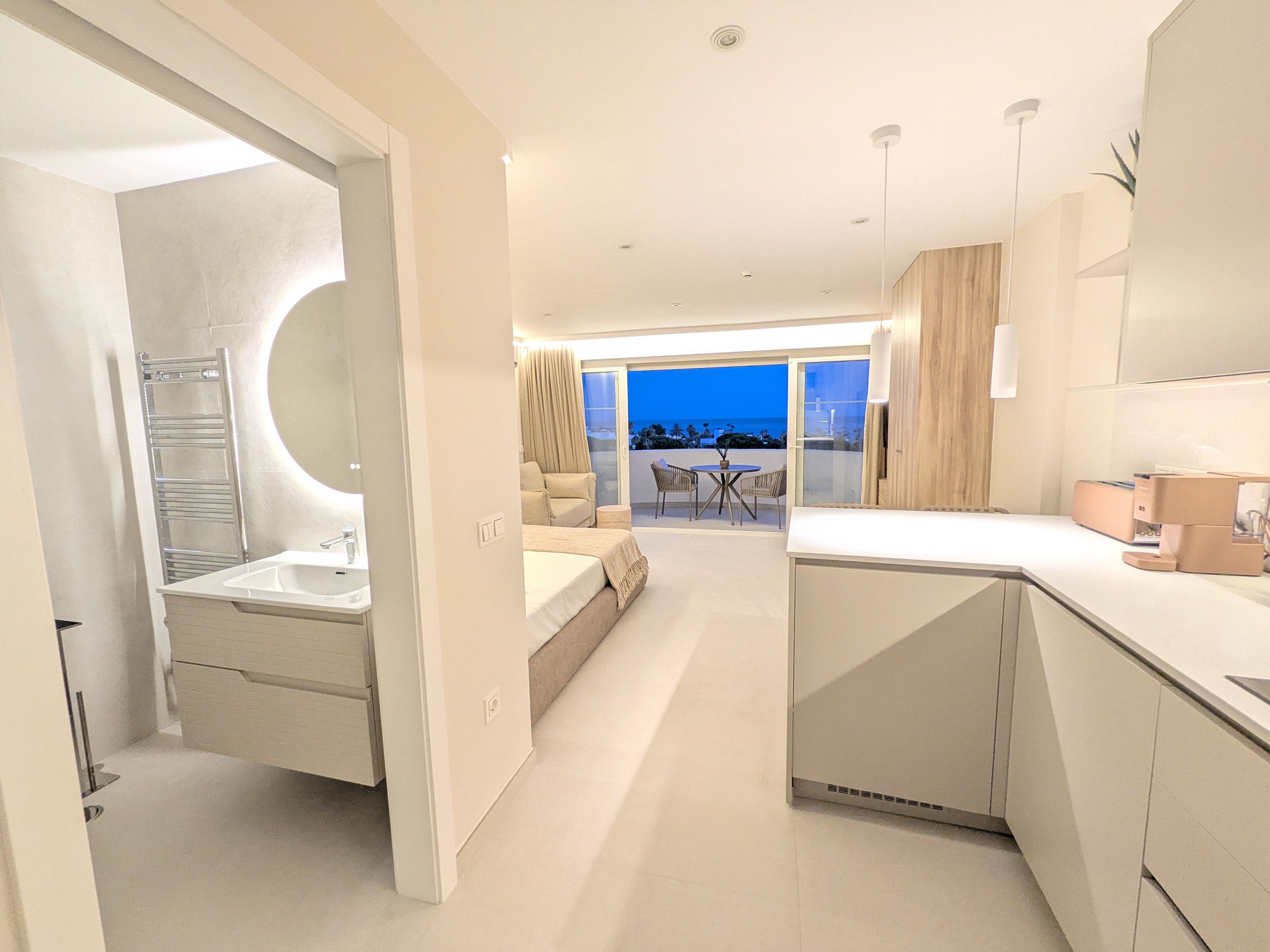 Cocina equipada y acceso al baño — Studio Rosé, Marbella