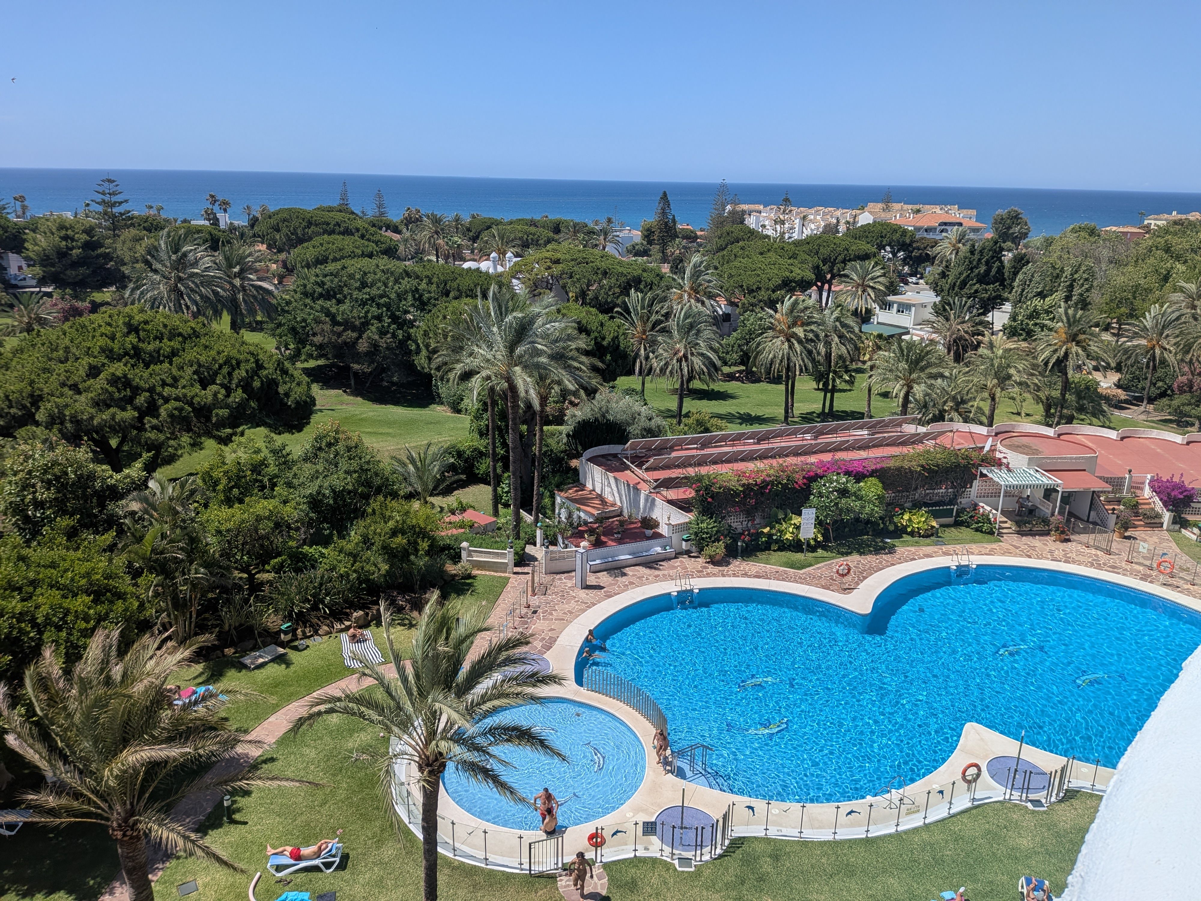 Piscina de la residencia entre los jardines — Studio Rosé, Marbella