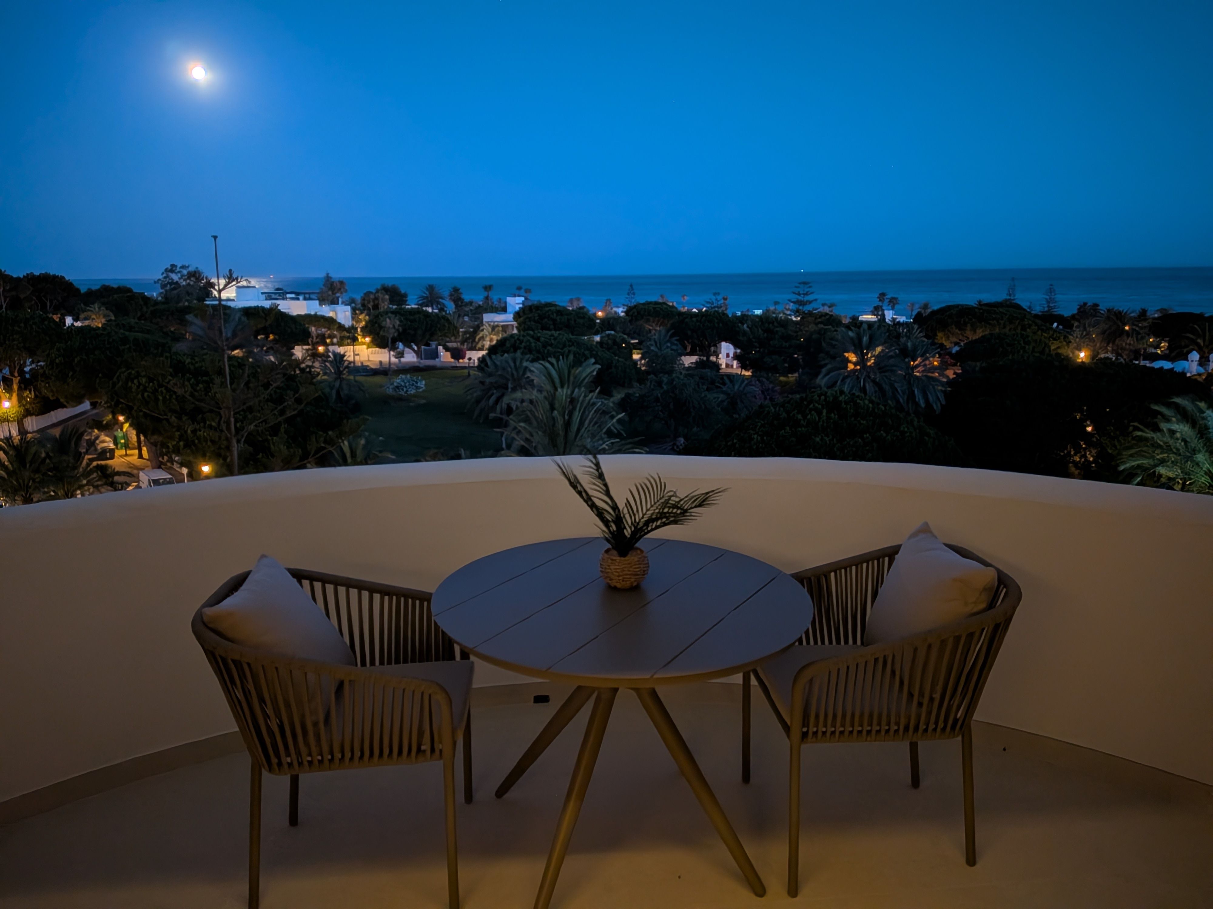 Terraza de noche, con la luna sobre el mar — Studio Rosé, Marbella