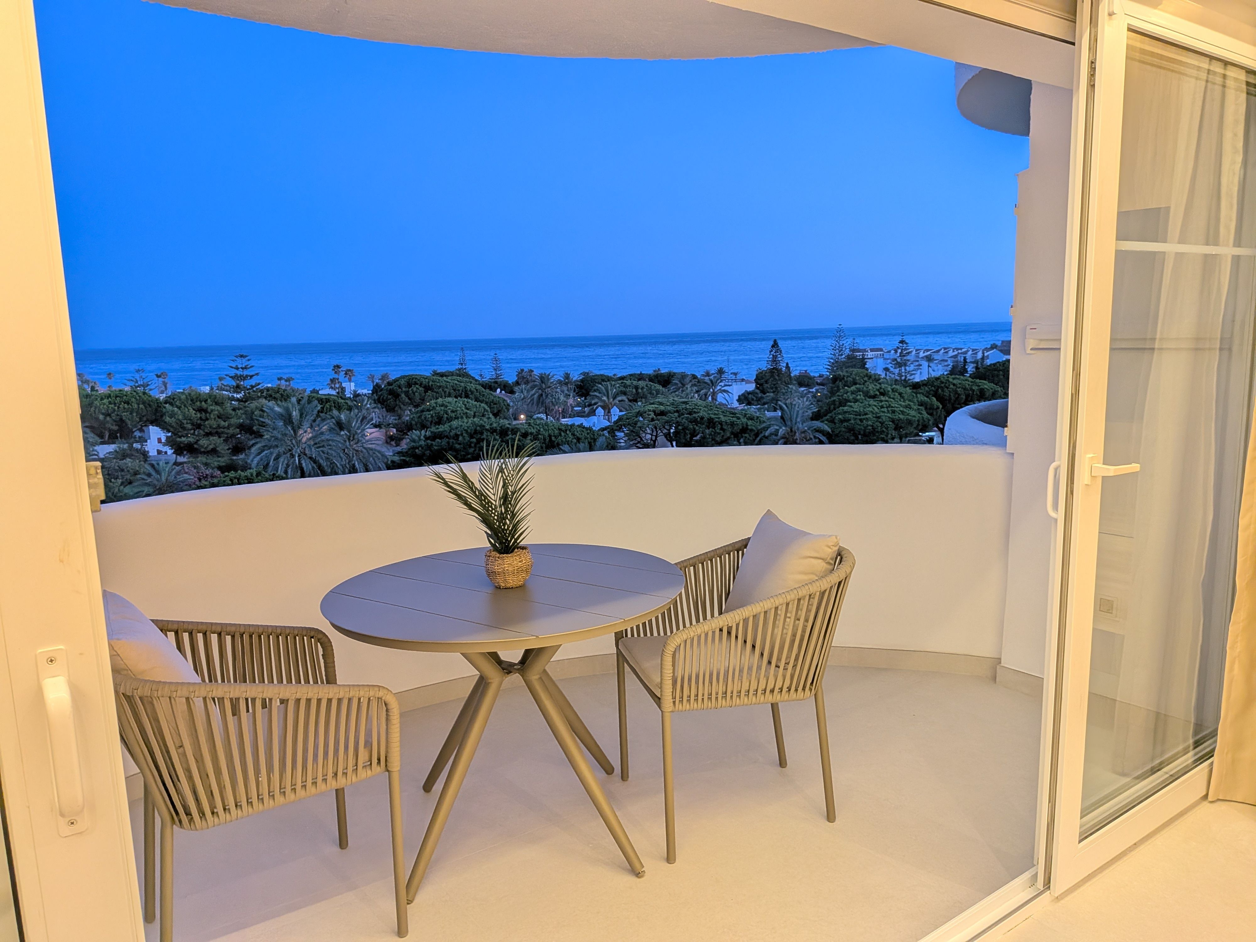 Terraza al atardecer, en la hora azul — Studio Rosé, Marbella