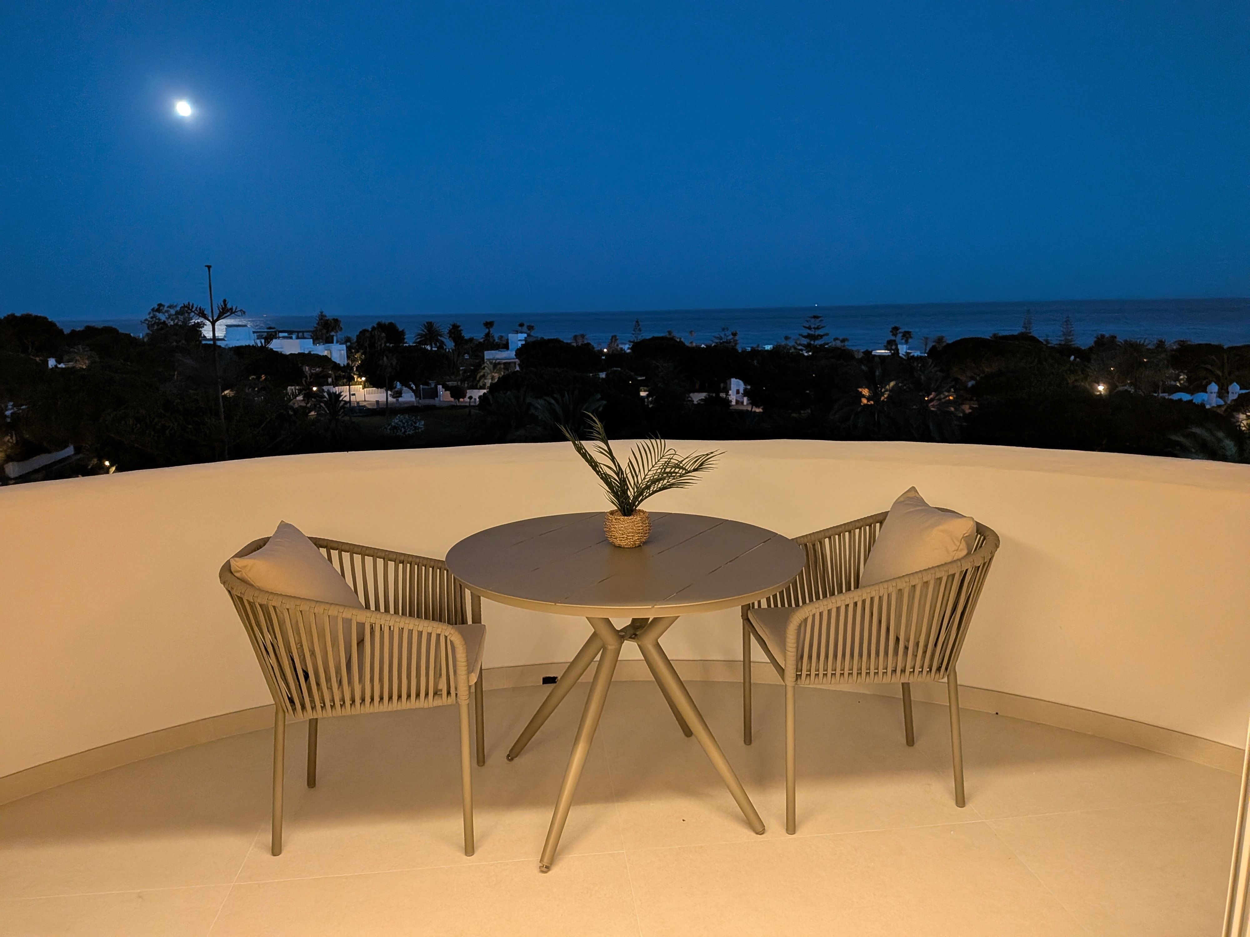 Terraza de noche, con la luna sobre el mar — Studio Rosé, Marbella
